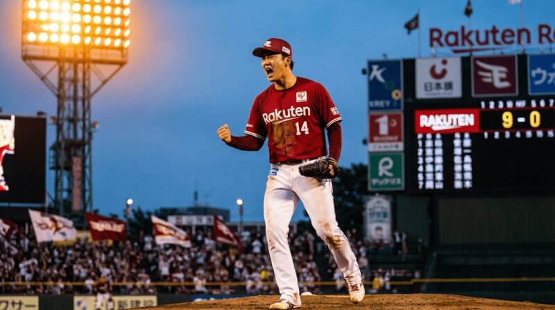 打者を打ち取り叫ぶ投手の画像