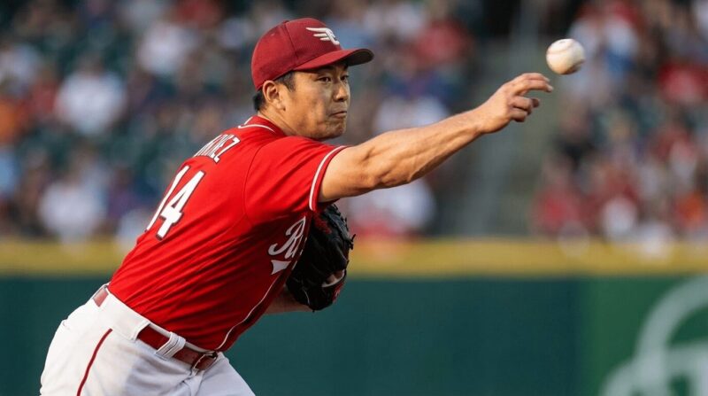 楽天の日本人投手が投げている様子