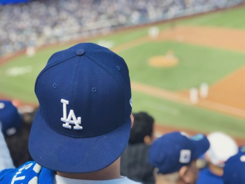 ドジャースの帽子を被って観戦する人