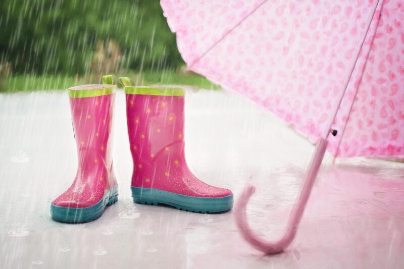 雨と傘と長靴の画像