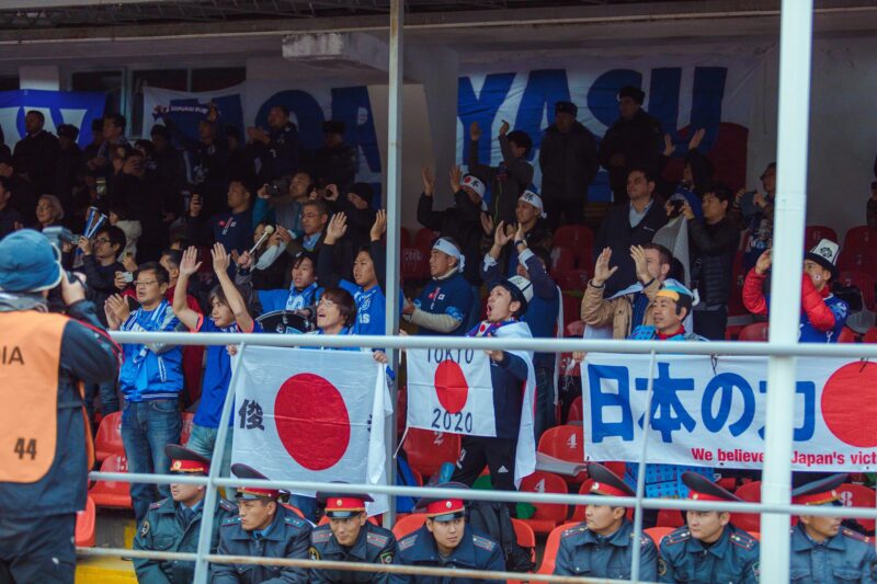 サッカー日本代表を応援するサポーター