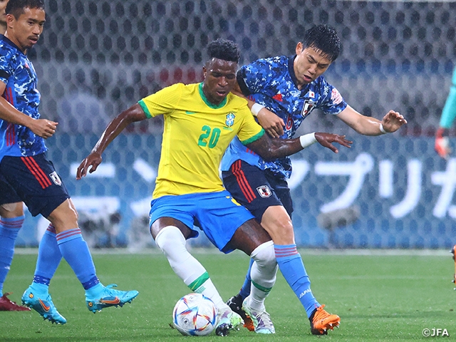 日本代表遠藤航選手がブラジル相手に守備をする