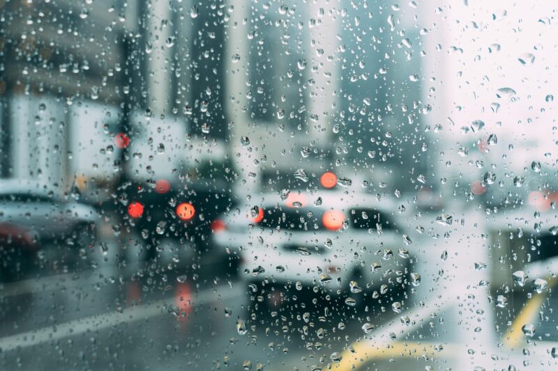 車のフロントガラスと雨