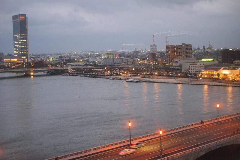 新潟の街と川の景色の画像