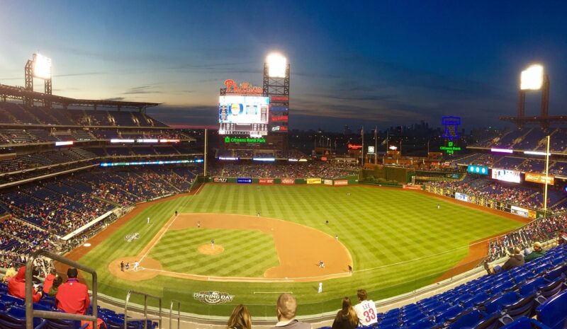 ナイターのスタジアムを上空から見た画像