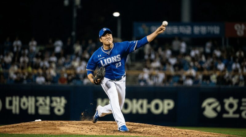 青いユニフォームの左腕投手の画像