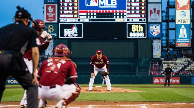 中継ぎでマウンドに上がった投手がキャッチャーとサインのやり取りをする画像
