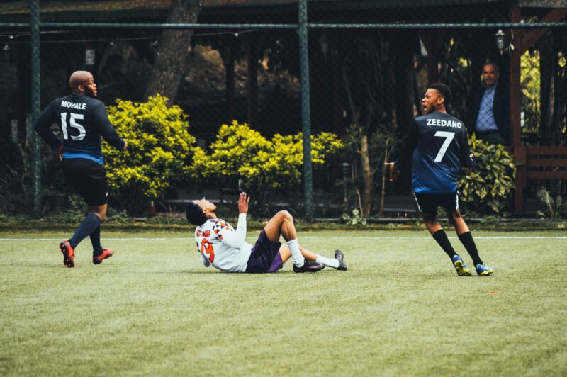 ピッチ上で負傷して倒れる選手の画像