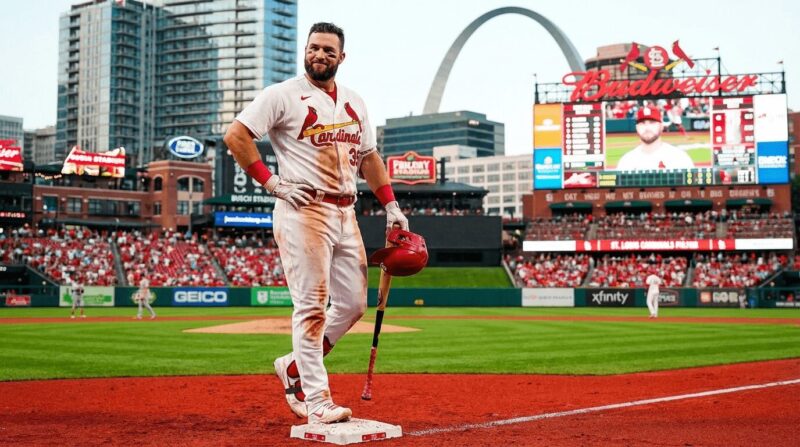 出塁して一塁ベースに立つ選手の画像