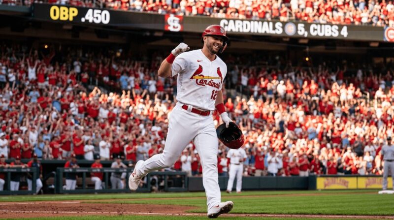 四球を選び喜んで一塁に進む選手の画像