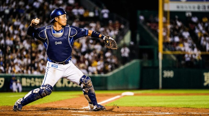 セカンドに送球するキャッチャーの画像