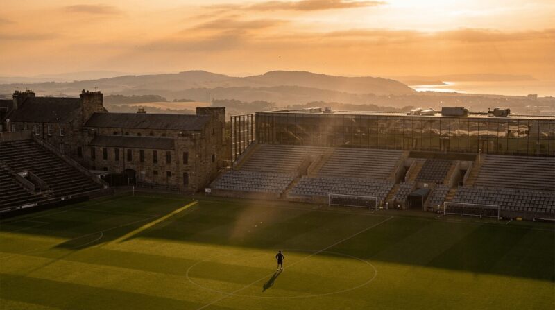 ヨーロッパのサッカーグランドと夕日のイメージ画像