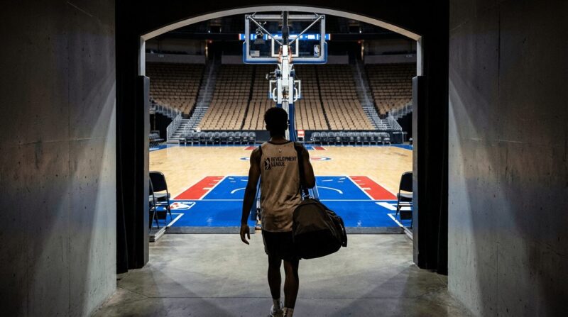 NBAのコートへ向かう選手の後ろ姿の画像