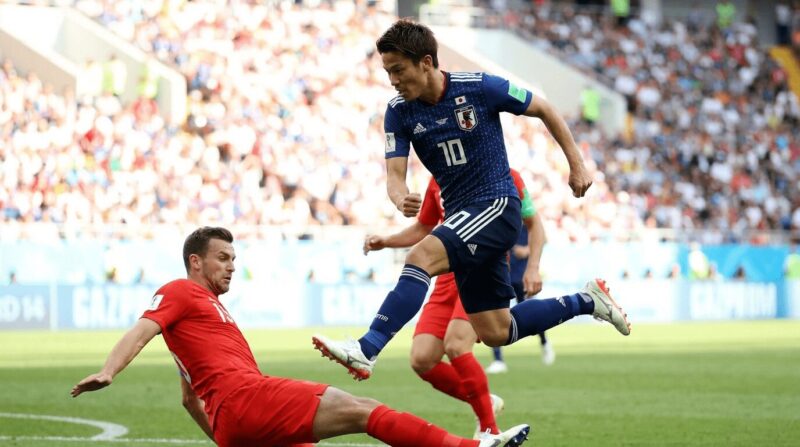 ディフェンダーを交わしてゴールする選手の画像