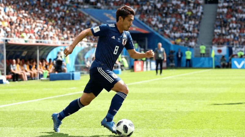 ピッチ上をドリブルするシャドープレーヤーの画像