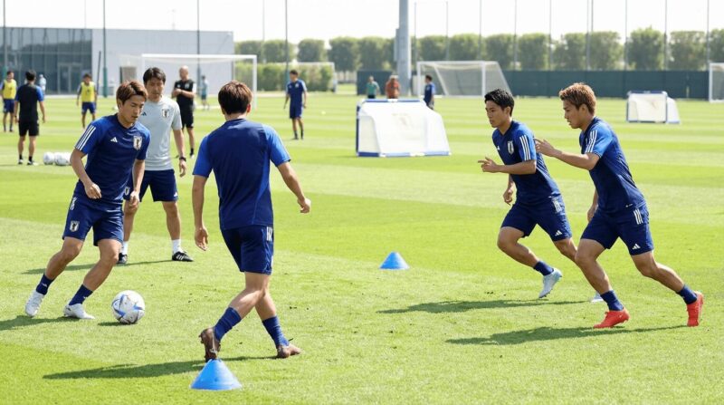 チーム練習をする代表選手たちの画像