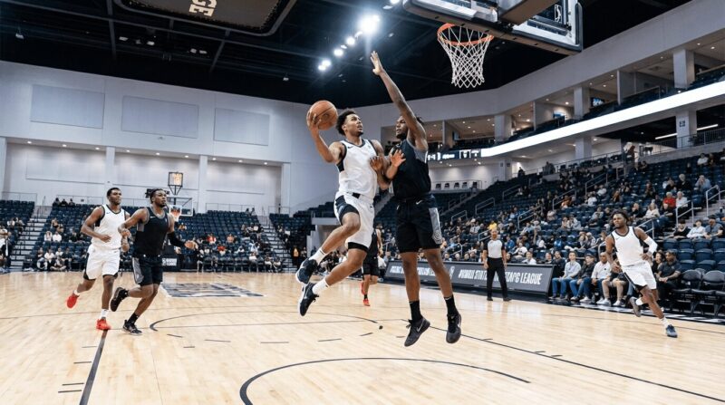 バスケットボールの試合でゴールを狙う若い選手の画像