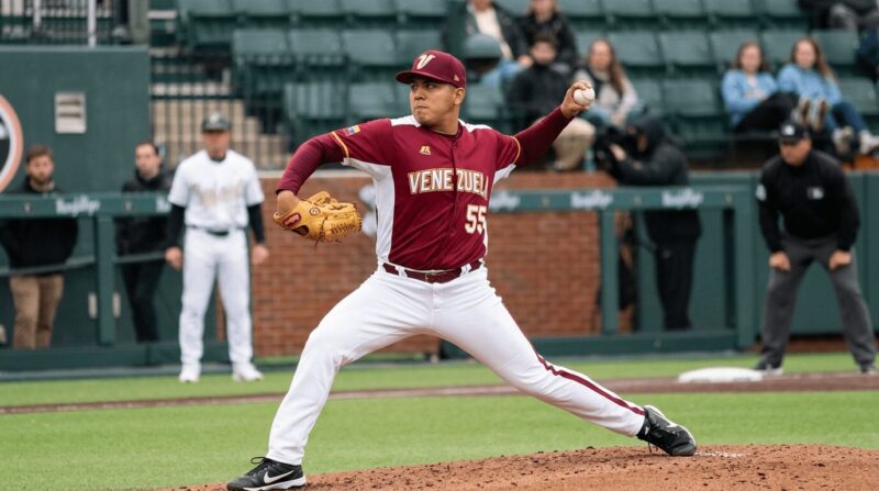 スアレス投手をイメージした選手がピッチングしている画像