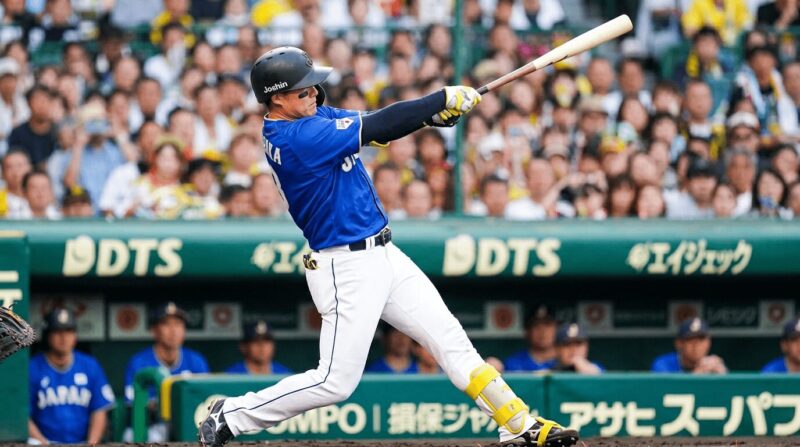 日本代表のユニフォームを着た森下翔太風の選手がバットを振っている画像