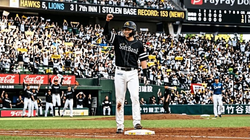 盗塁成功しベース上で手を挙げる選手の画像