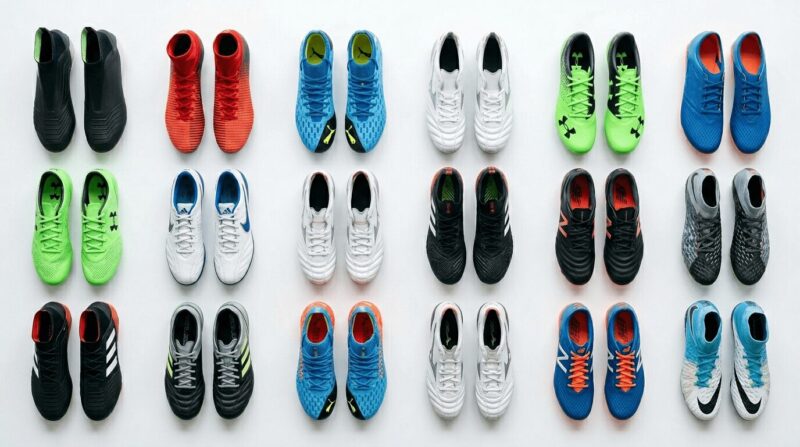 サッカーのスパイク18足が綺麗に並べられている画像