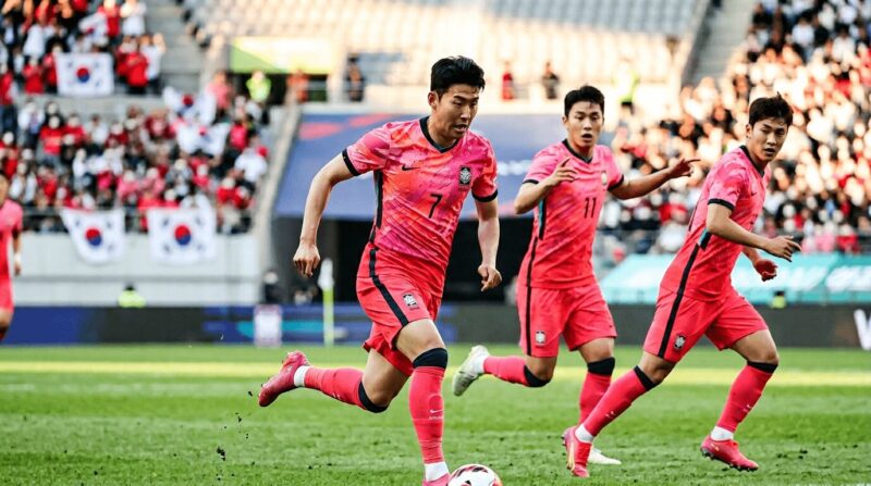 サッカー韓国代表チームがボールを保持して攻めている画像