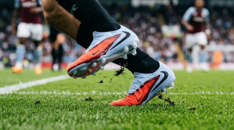 ナイキのファントム6LOWでダッシュする足元の画像