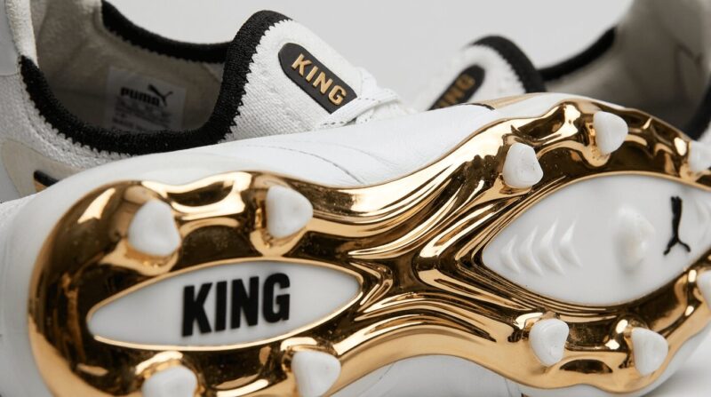 白と金色のプーマのスパイクの底面の画像