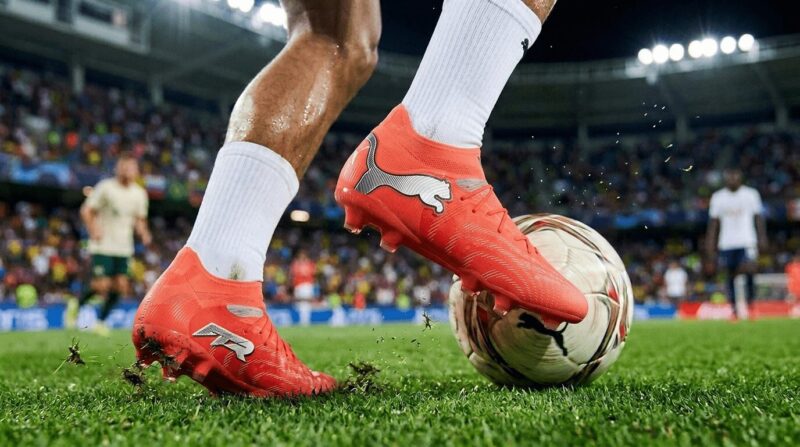PUMA Future9 Ulitimate を履いてプレーする選手の足元の画像